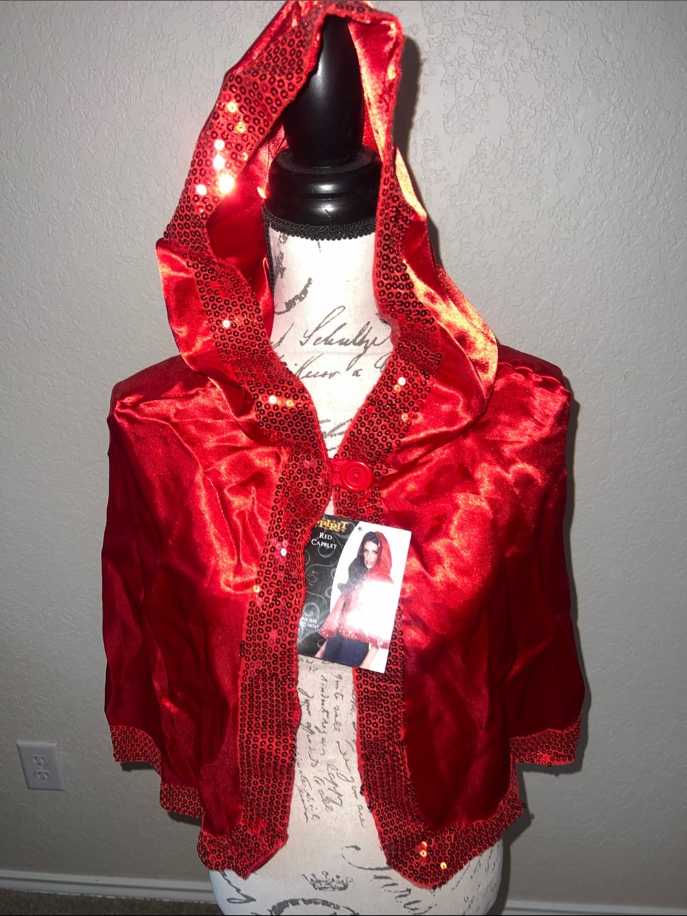 RED SHORT CAPE